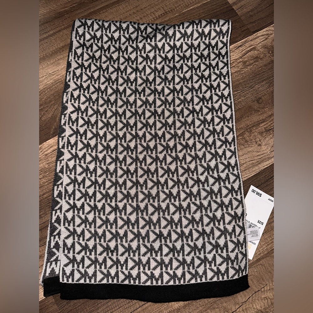 NWT Michael Kors, scarf excellent excellent condition